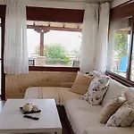 Absolute Beachfront Villa-grand Sandy * אורמוס פנגיאס